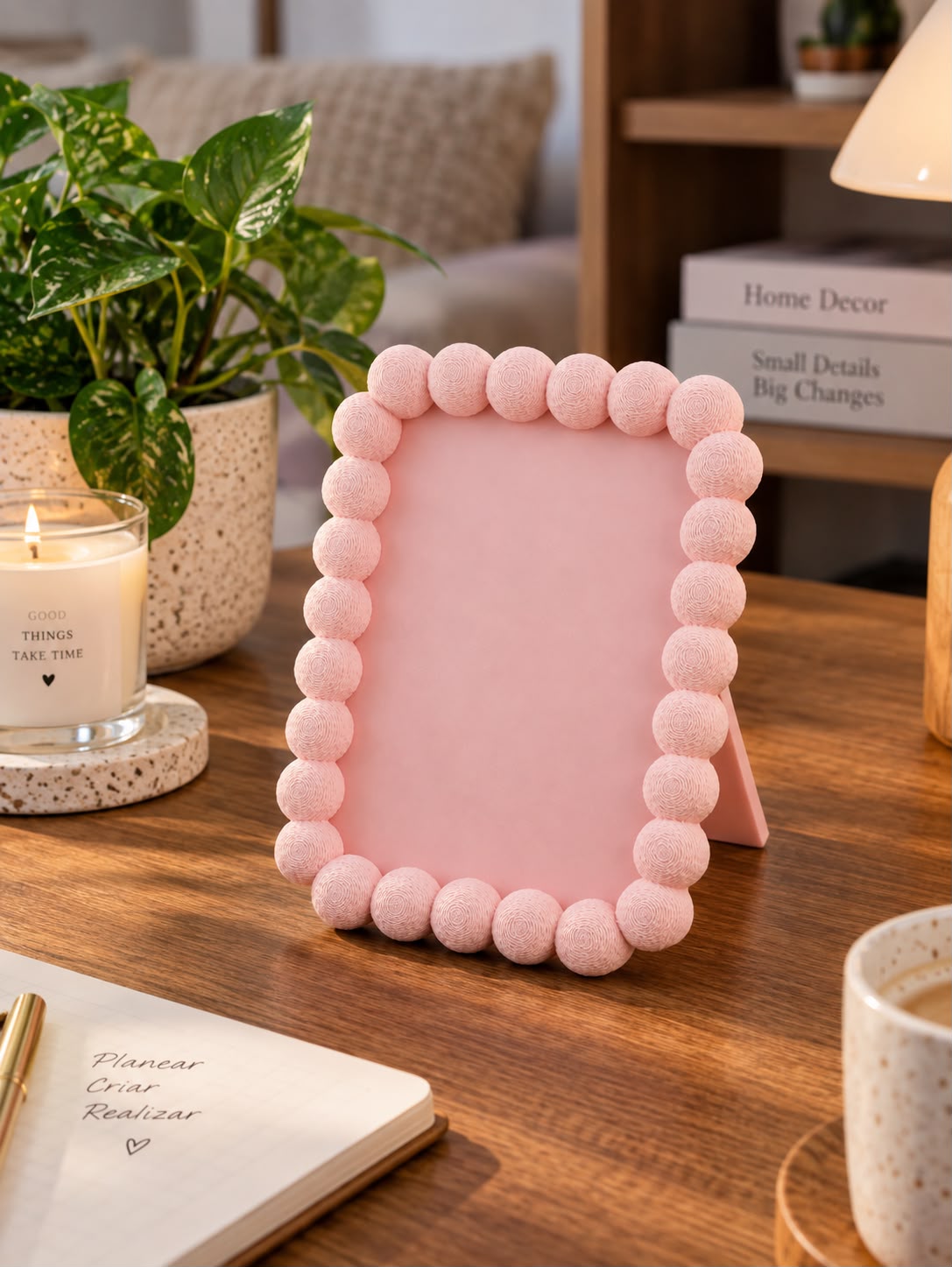 Moldura rosa impressa em 3D com borda de bolas e apoio de mesa