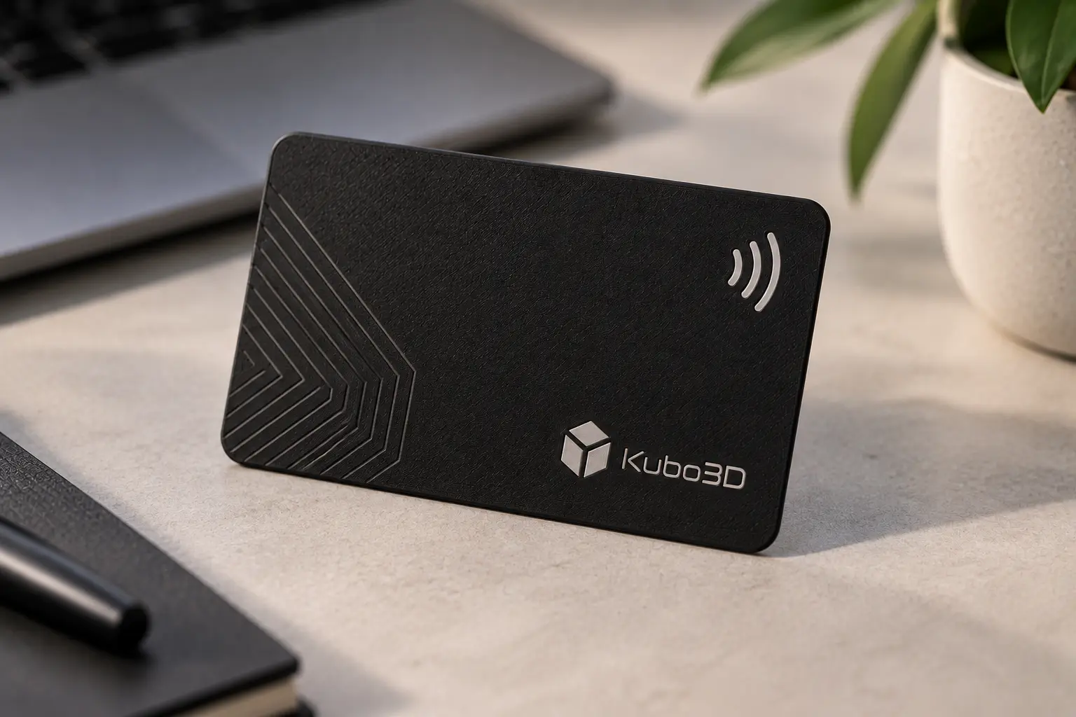 Cartão de visita NFC preto com padrão geométrico